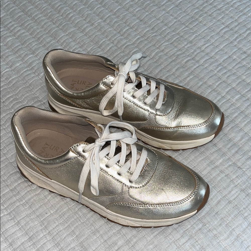 Naturalizer sz9 gold Sneakers